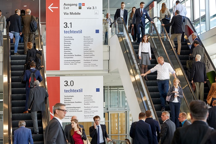 游客们前往Techtextil的大厅。©Messe Frankfurt Exhibition GmbH/Jean-Luc Valentin