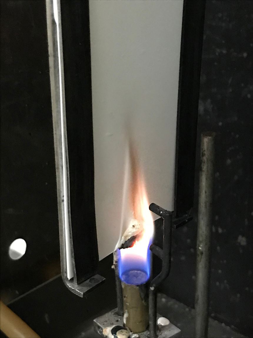 朋友……VersaCHAR在1950°C的垂直60秒垂直燃烧测试中，在无纺布墙纸基材的底部形成黑色炭体。