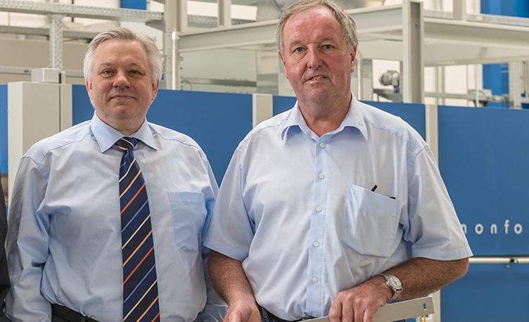 Monforts技术纺织品主管Jürgen Hanel（左）与ATC经理Fred Vohsdal一起工作，Fred Vohsdal现已在该公司工作51年，积累了丰富的技术诀窍，可与客户分享。