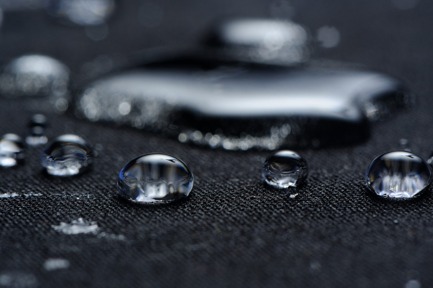 纺织业面临的挑战是开发一种材料，既能防雨，又能让穿着者透气。©伤风