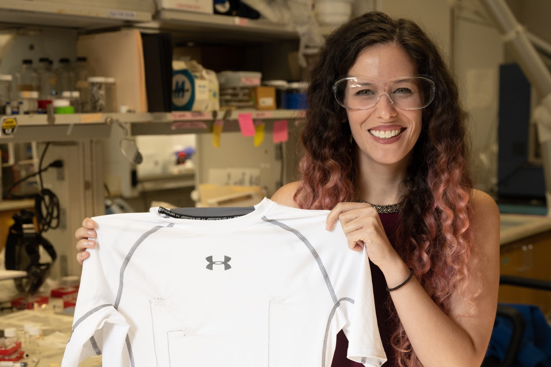 赖斯泰勒稻米大学研究生展示了一件含有碳纳米管线的衬衫，可持续监测佩戴者的心脏。©Jeff Fitlow，赖斯大学