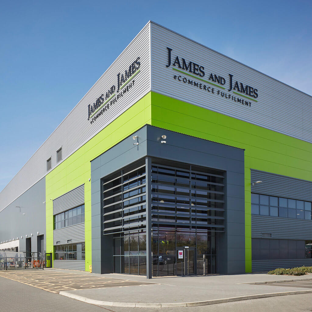 英国北安普顿的詹姆斯和詹姆斯电子商务履行中心。©James and James fulfillment