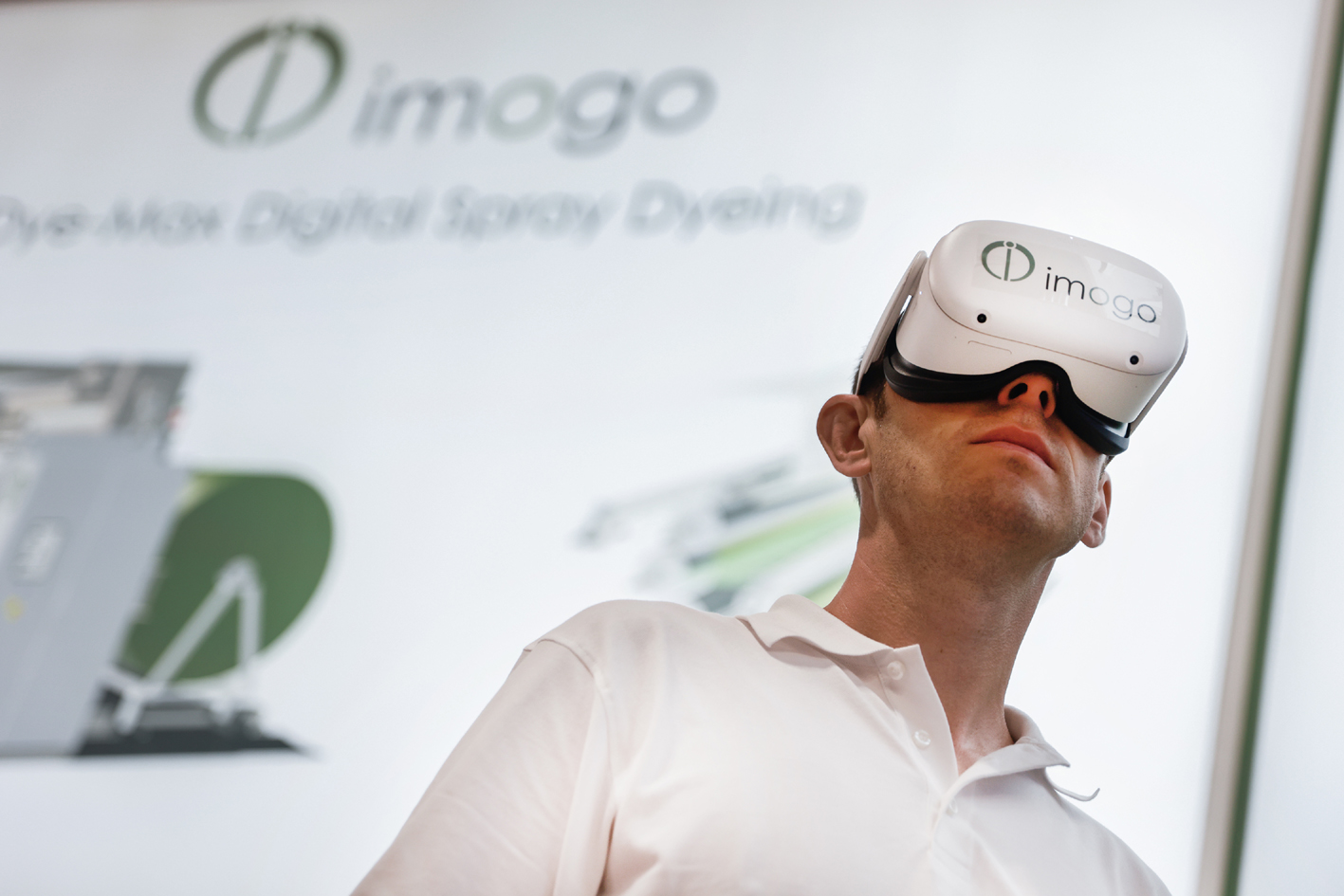 Imogo VR耳机展示the full capabilities of its technology in Milan. © Imogo