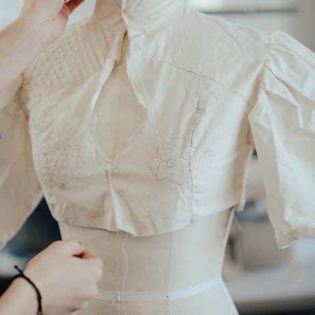 时装专业的学生将用伊士曼公司的新型纤维纱线Naia设计和制作晚礼服。©伊士曼创新实验室