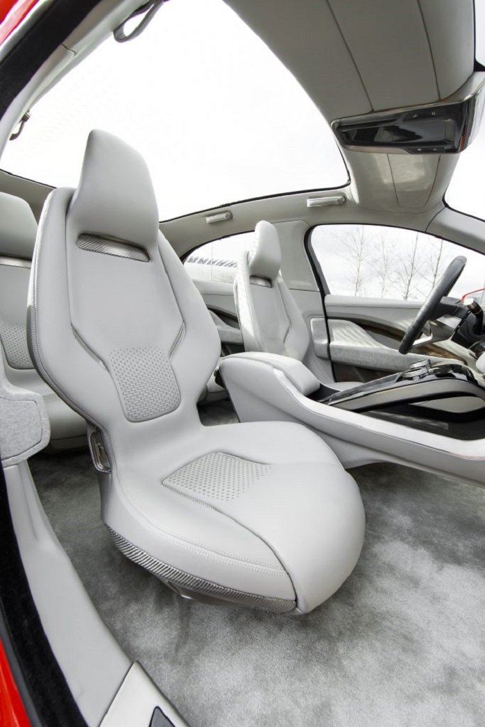 这款全电动I-PACE概念车采用了Hypetex工程师定制的银色碳纤维制成的流动座椅布局。©Hypetex /捷豹
