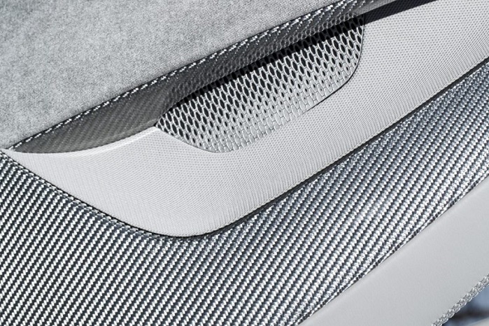 这款全电动I-PACE概念车采用了Hypetex工程师定制的银色碳纤维制成的流动座椅布局。©Hypetex /捷豹