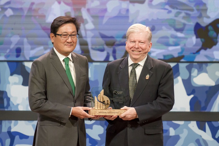 Richard Jones获得Pakorn Peetathawatchai博士颁发的泰国可持续发展投资(THSI)奖。©IVL
