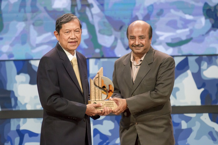 Avinash Chandra获得由Chaiwat Viboonsawat博士颁发的SET可持续发展奖-杰出可持续发展奖。©IVL